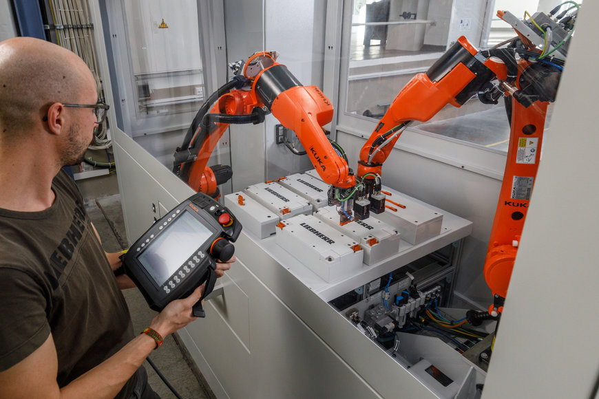 KUKA: KR CYBERTECH steckt Modulverbinder für Hochvoltbatteriepacks